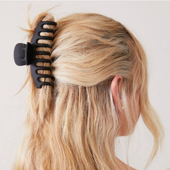 2/$40! GEMELLI Jenna Clip - 2 Pack - Picture 2 of 6